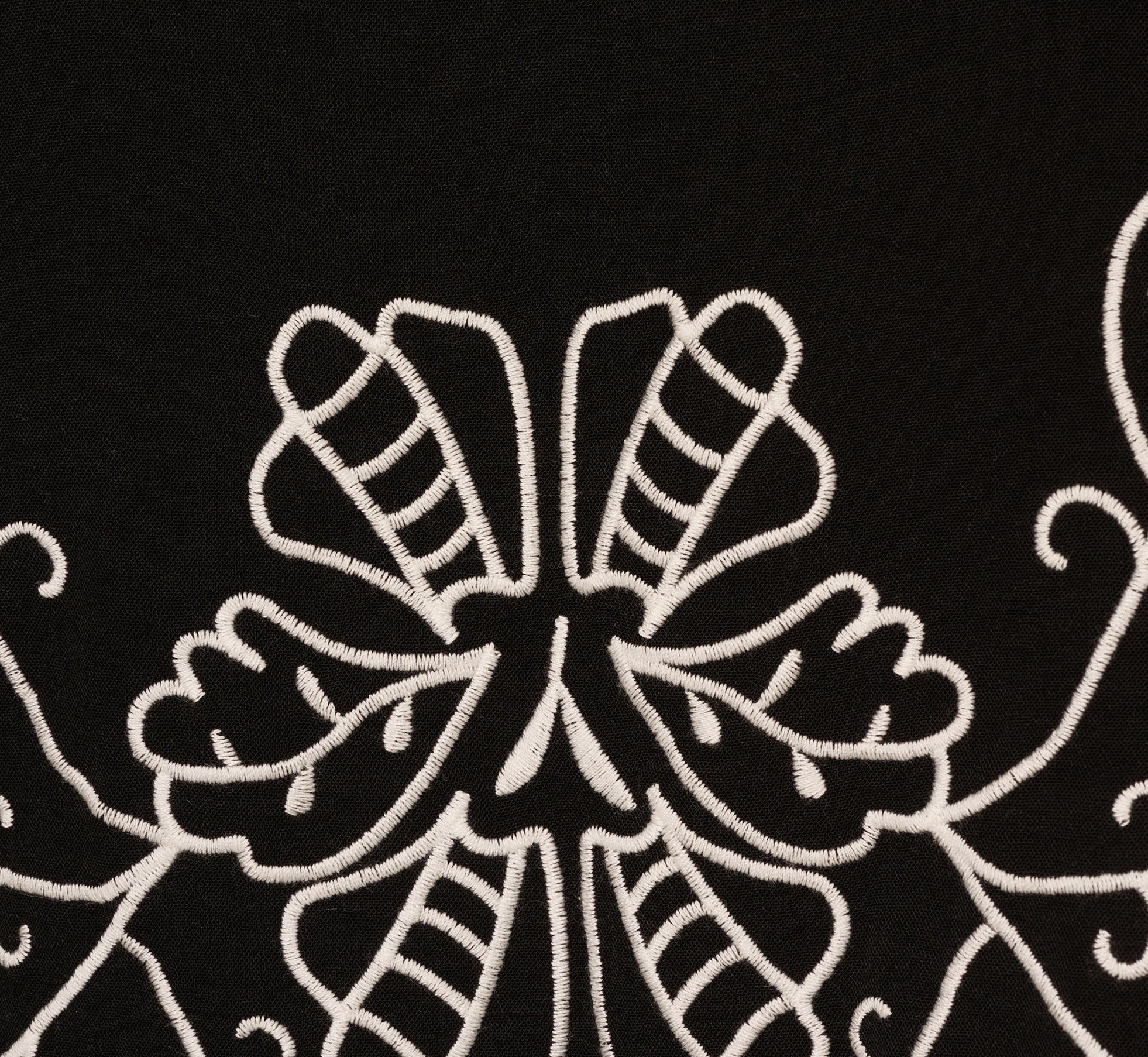 Sleeveless Cropped Floral Embroidered Top In Black Ivory