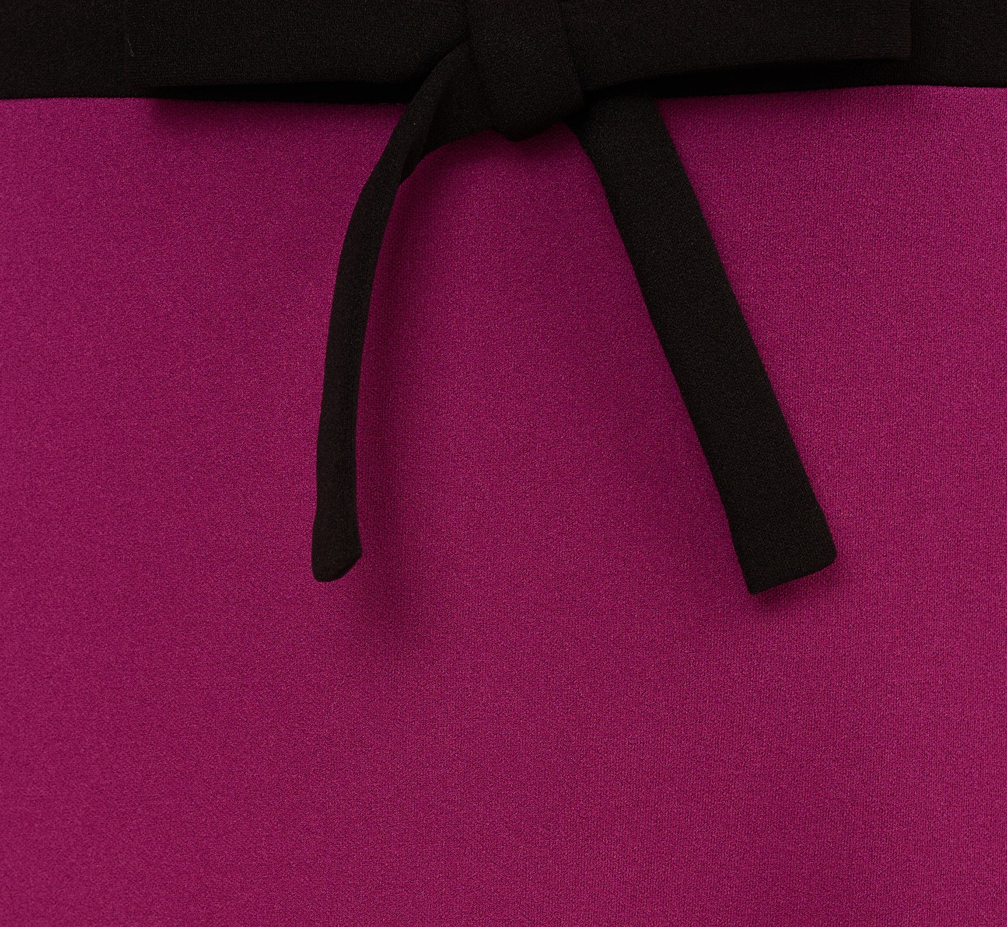 Sleeveless Contrast Tipped Short Crepe Dress In Plum Berry